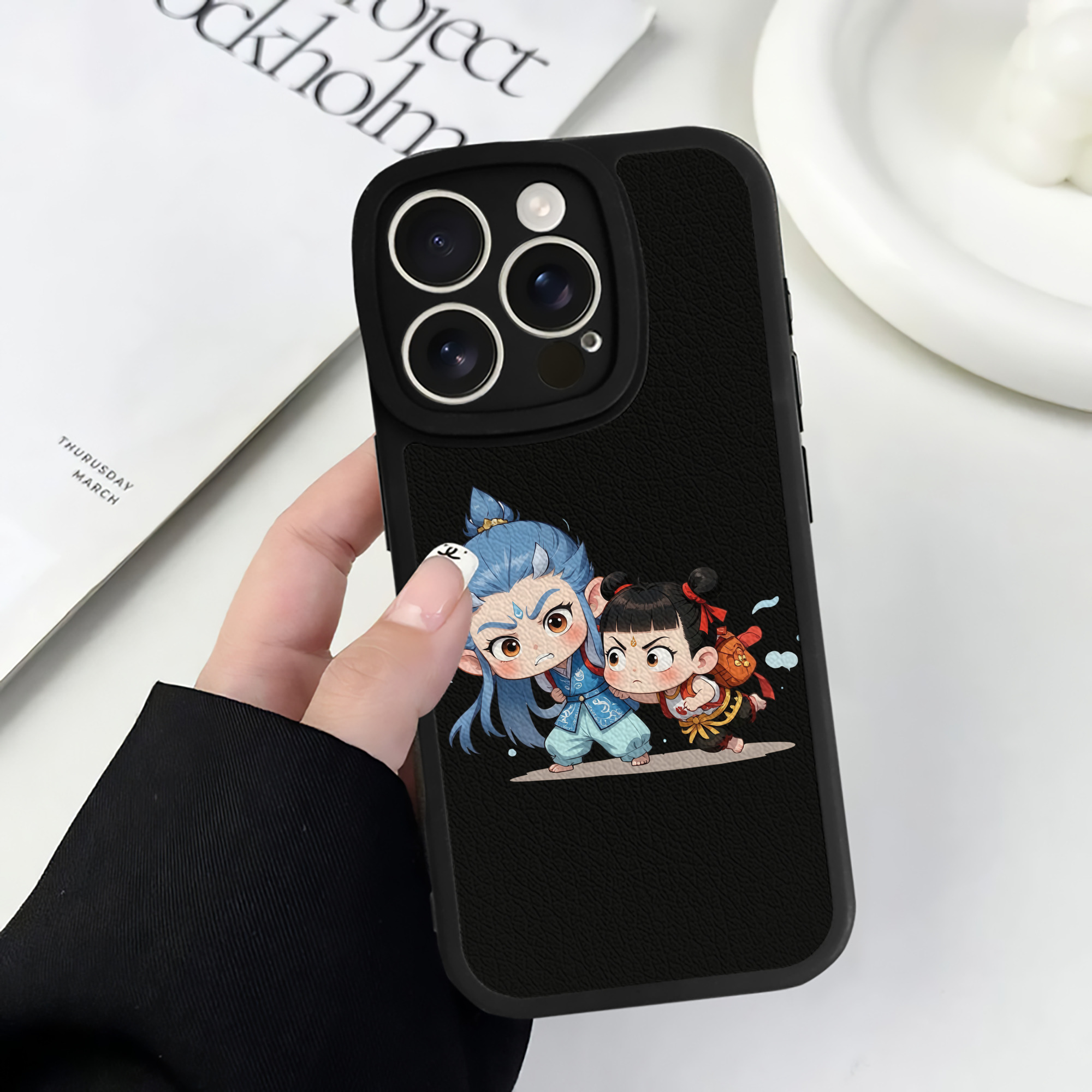 （画像用） Ne Zha 2 ナタ 魔童の大暴れ 【iPhone 16シリーズ対応】シリコンスマホケース（レザー調） 材質：シリコン